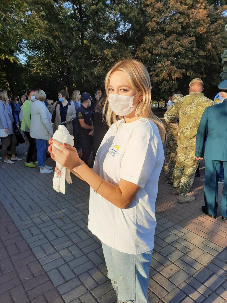 Жители Бахмута присоединились к Всеукраинской акции "Голубь мира"
