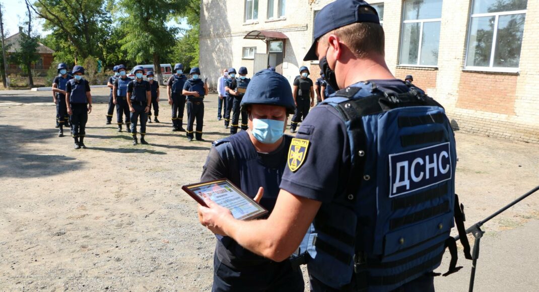 На Донетчине наградили спасателей, которые восстанавливают жилье в прифронтовых населенных пунктах: фото
