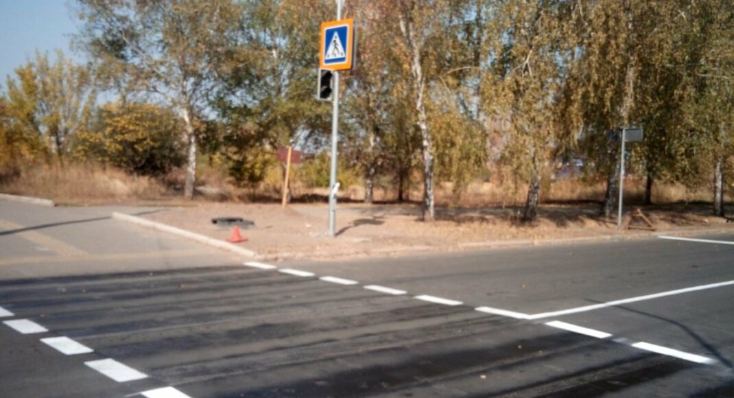 В Краматорске завершают установку светофора на перекрестке улиц Дворцовой и Приймаченко: фото