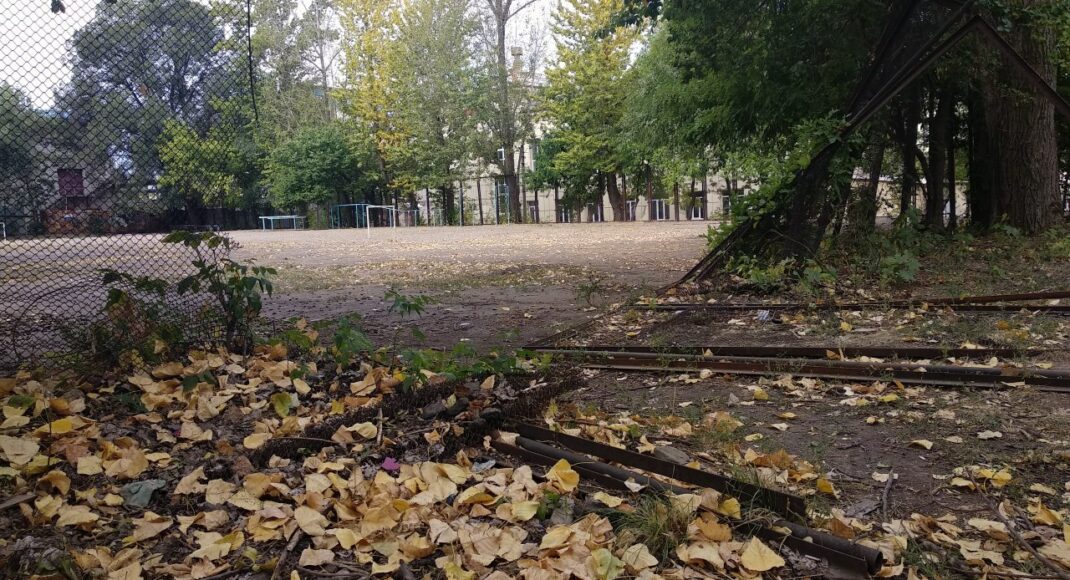 В ОРЛО показали запущенное состояние спортплощадок возле школ: фото