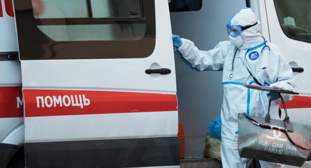 Возле КПП при въезде в ОРДО предлагают пройти тест на COVID-19 в автомобилях "скорой помощи", - соцсети