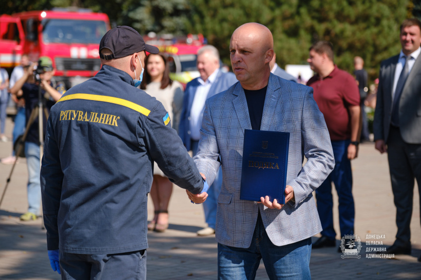 Спасатели Донетчины получили сертификаты на получение специальной одежды на сумму 2,5 млн грн