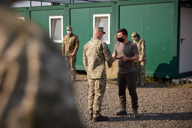 Зеленський на Донбасі вручив військовим державні нагороди