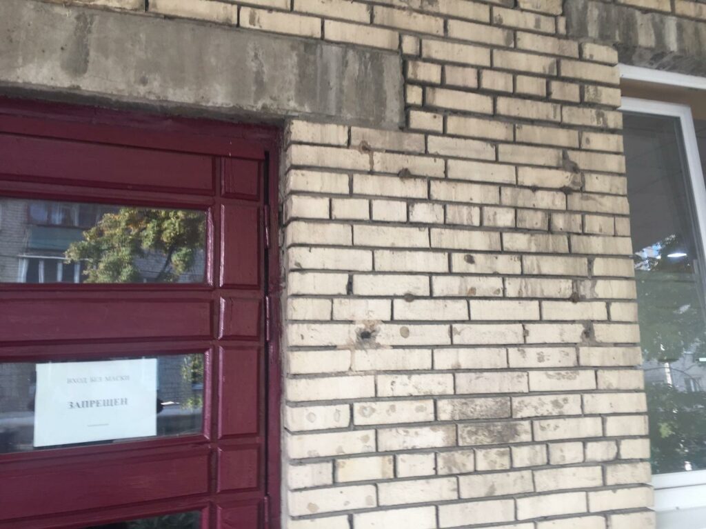 В Славянске продолжают демонтировать таблички на русском языке