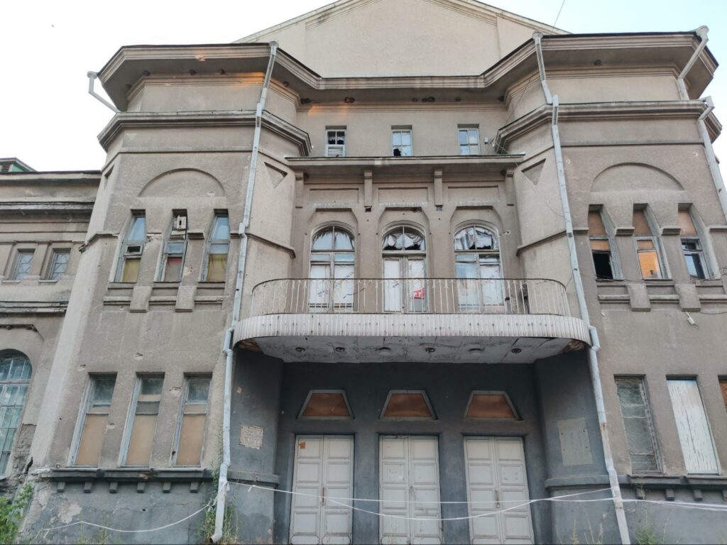 Как Дом культуры в Славянске стал разменной картой в политических баттлах