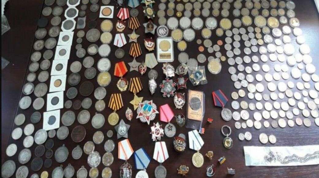 Прикордонники запобігли спробі вивезти в ОРДО для продажу колекцію медалей