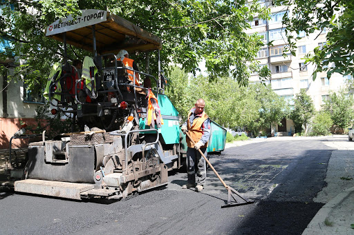 В Мариуполе восстанавливают дороги и коммуникации в частном секторе, которые не ремонтировались десятилетиями: фото