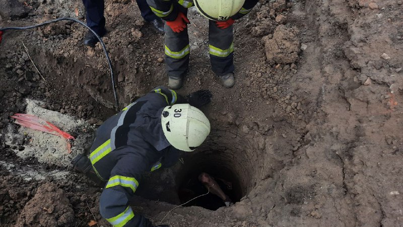 На Донетчине спасатели вытащили мужчину из двухметровой ямы: был без сознания