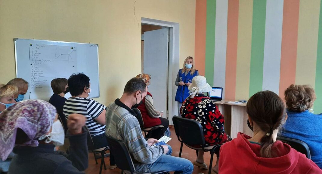 В прифронтовой Марьинке жители провели дискуссию с правозащитниками