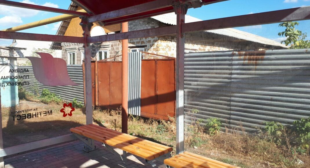 В Авдеевке вандалы начали ломать новые остановки: фото