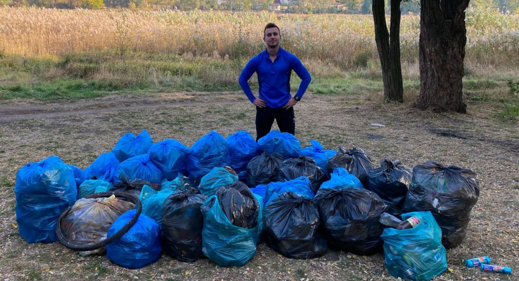 Житель Бахмута, который посетил 21 страну мира, делает свой город чистым и без мусора