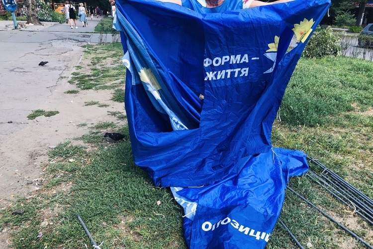 В Родинском разгромили агитационную палатку ОПЗЖ: видео