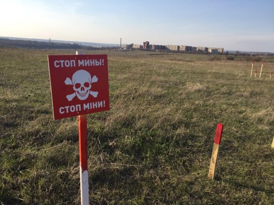 На Луганщине пенсионер совершил опасный поход через взрывоопасное поле за пенсией в обход КПВВ