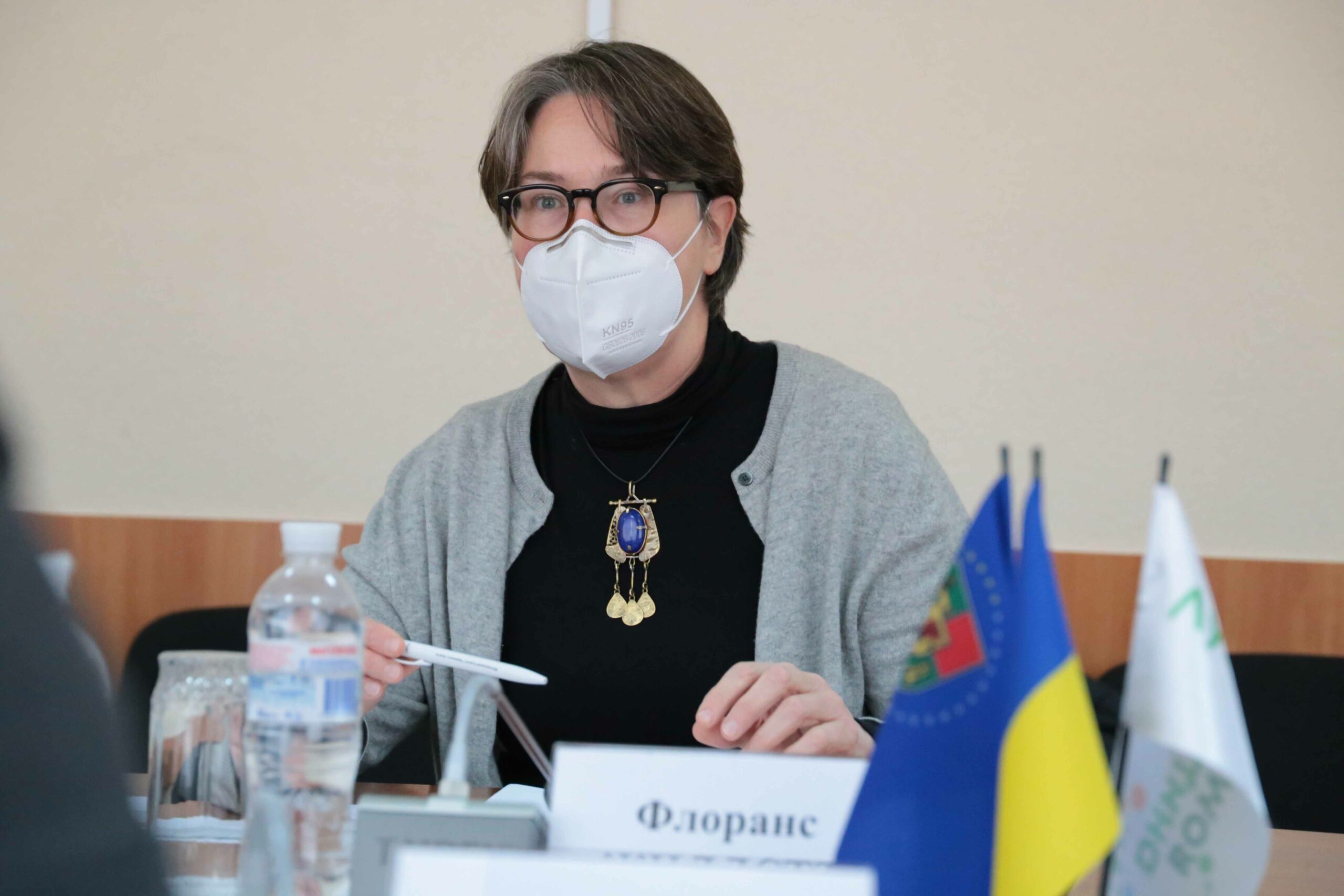 Гуманітарний стан Луганщини, боротьба з COVID-19, робота КПВВ "Станиця Луганська": Гайдай обговорив важливі питання з представниками МКЧХ