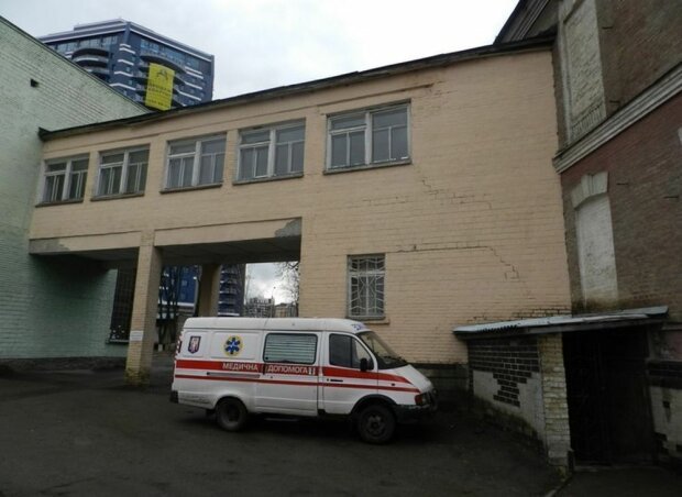 Жительница ОРЛО нанесла ножевые ранения мужчине в центре Киева: что известно