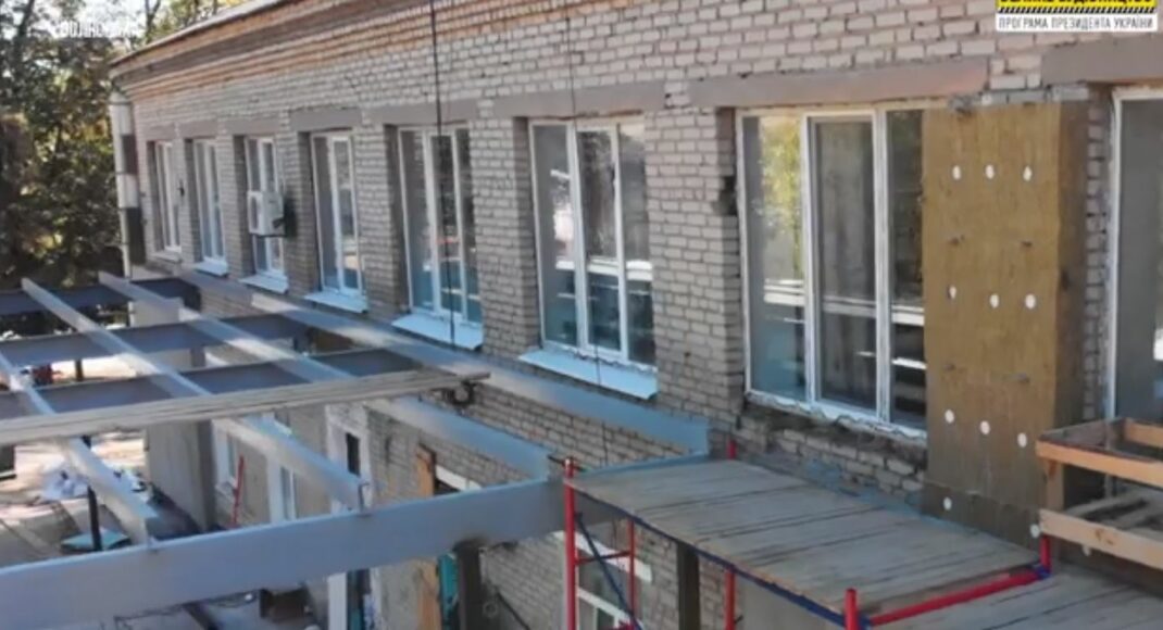 На Донетчине продолжают капремонт Волновахской больницы