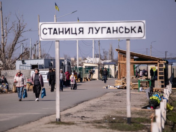 На КПВВ "Станица Луганская" ждут пропуска около нескольких тысяч человек: оккупанты перекрыли мост