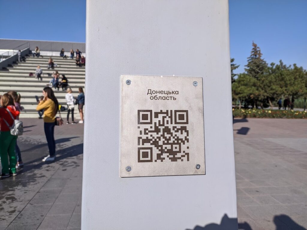 Переосмыслить скульптуру «Противостояние» Скульптура «Противостояние» известного украинского скульптора Алексея Золотарева прибыла в Мариуполь из Киева. Она несколько месяцев простояла возле бывшего памятника Ленину в Киеве на бульваре Шевченко. По задумке автора, скульптура символизирует противостояние прошлого с будущим. Мариупольцы пока что воспринимают скульптуру неоднозначно, но желающих сделать снимок возле «Противостояния» всегда много.