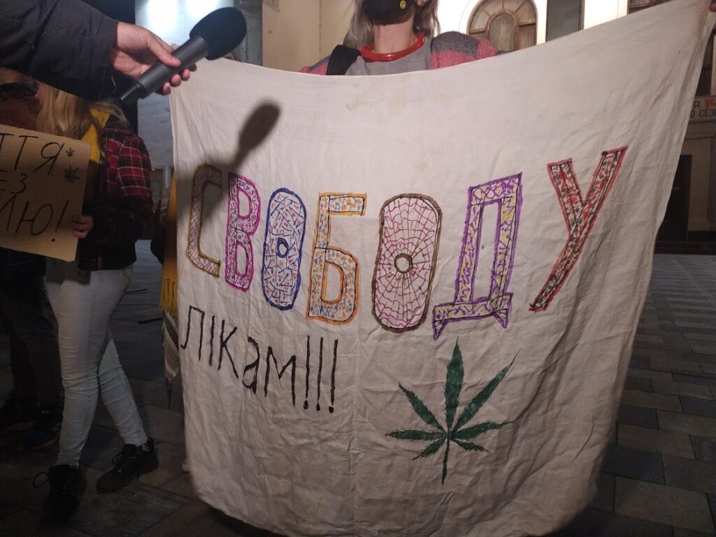 Трава, которая лечит: мариупольцы вышли на акцию за легализацию медицинского каннабиса