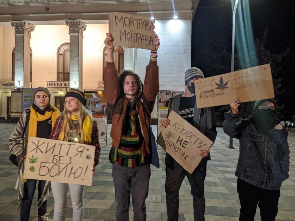 Трава, которая лечит: мариупольцы вышли на акцию за легализацию медицинского каннабиса