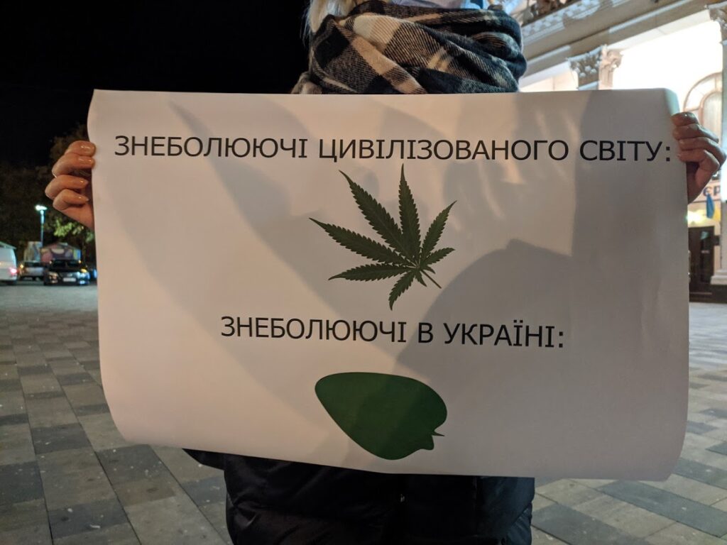 Трава, которая лечит: мариупольцы вышли на акцию за легализацию медицинского каннабиса