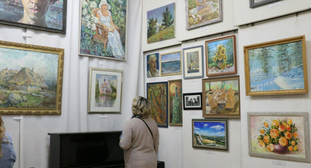 У Слов'янську місцеві художники відкрили художню виставку в краєзнавчому музеї: фото