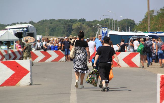 На КПВВ "Станица Луганская" в ОРЛО пропускают без обсервации, - соцсети
