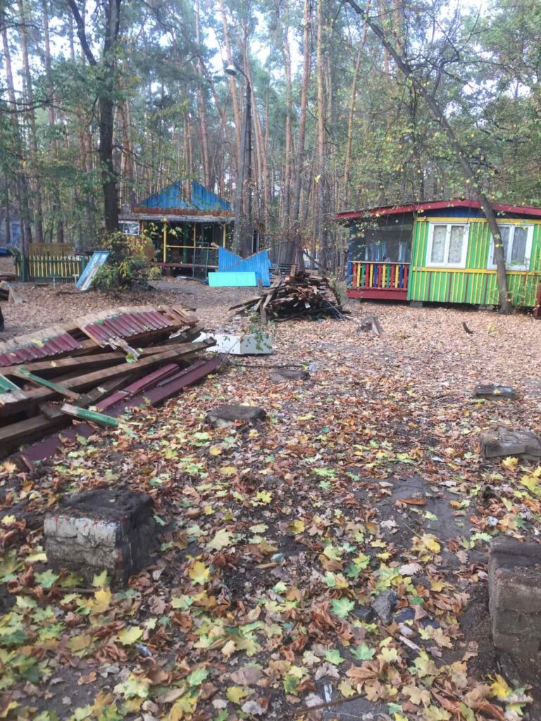 В Щурово разбирают домики на туристической базе НКМЗ