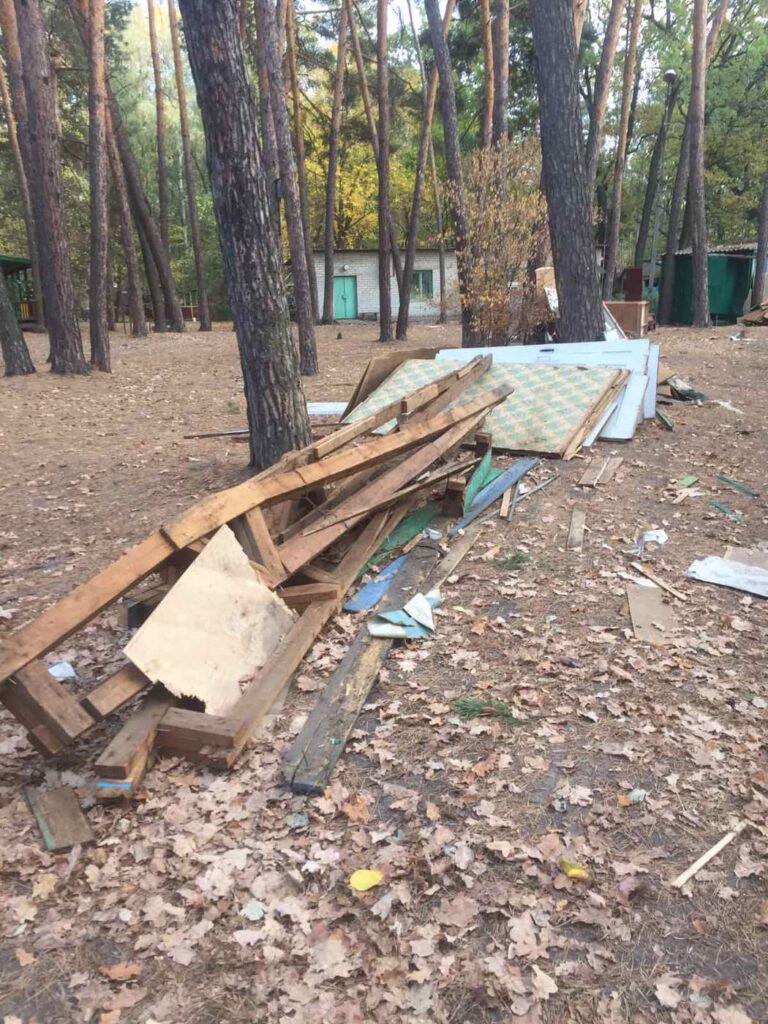 В Щурово разбирают домики на туристической базе НКМЗ