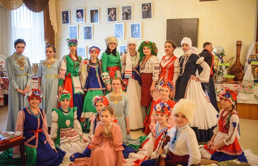 Учасниці театру мод у Поровську розповіли, як створюють образи і де шукають натхнення