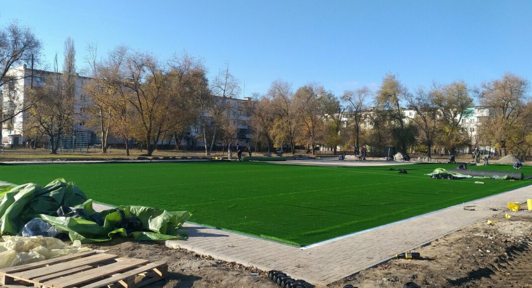 У Сєвєродонецьку продовжують будувати футбольні поля: фото
