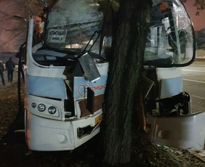 В окупованому Донецьку водієві стало погано та автобус врізався в дерево: фото