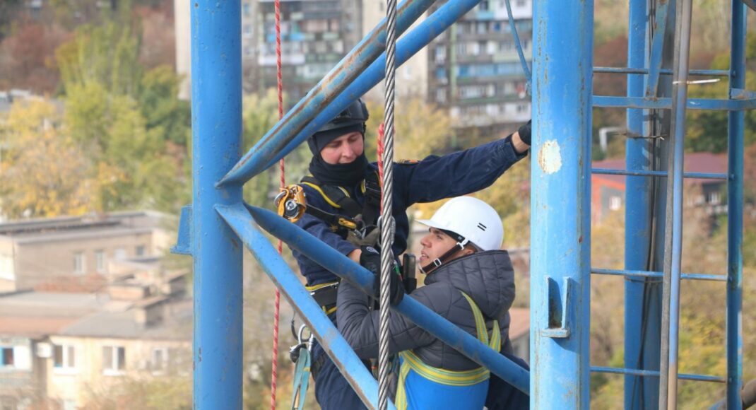 На Донетчине сотрудники ГСЧС провели учения по спасению пострадавших с высоты: фото