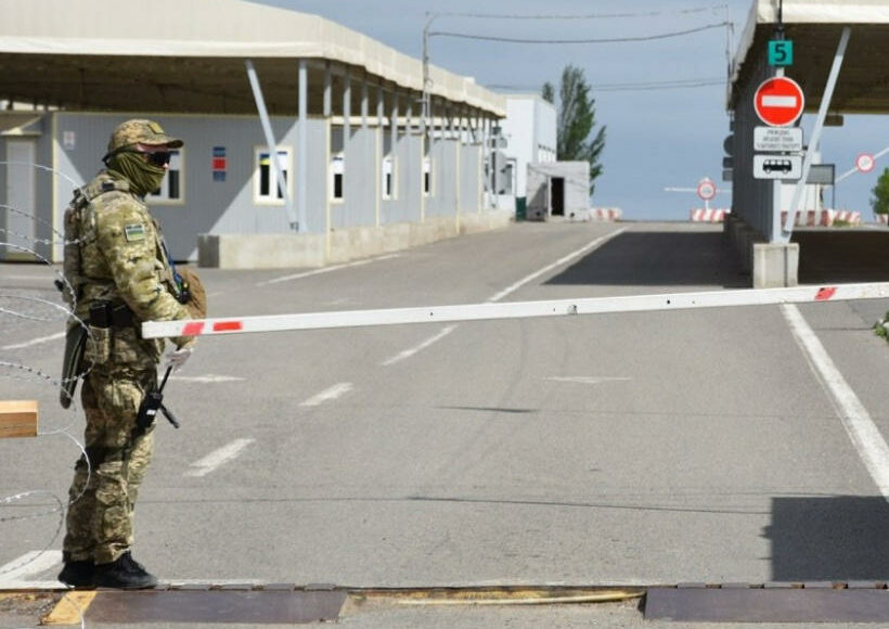 На КПВВ "Новотроицкое" мужчина предложил 3 тысячи гривен сотрудникам пограничной службы для проезда в ВОТ
