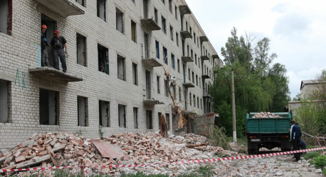 На Донеччині проводять реконструкцію 12 гуртожитків для переселенців