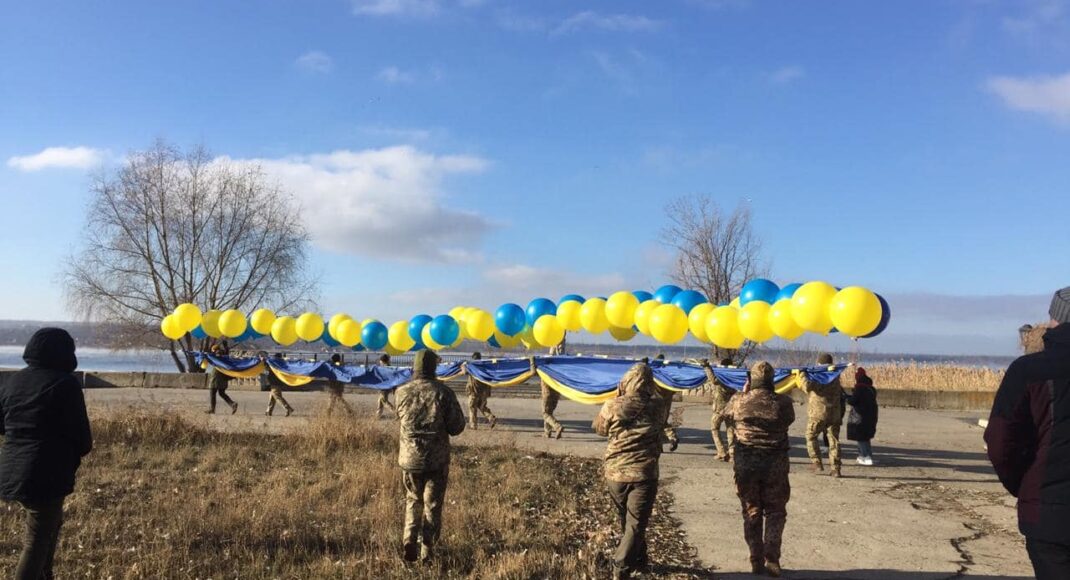 Члены НВФ обстреляли флаг Украины, который волонтеры запустили над оккупированной Горловкой