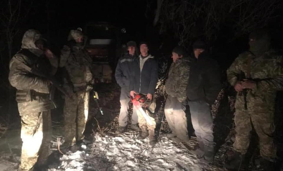В пограничной полосе на Луганщине задержали нелегальных лесорубов