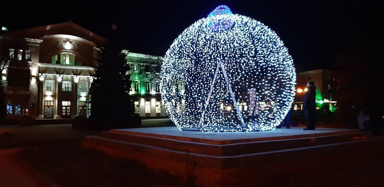 В Бахмуте появилась новогодняя фотозона: фото