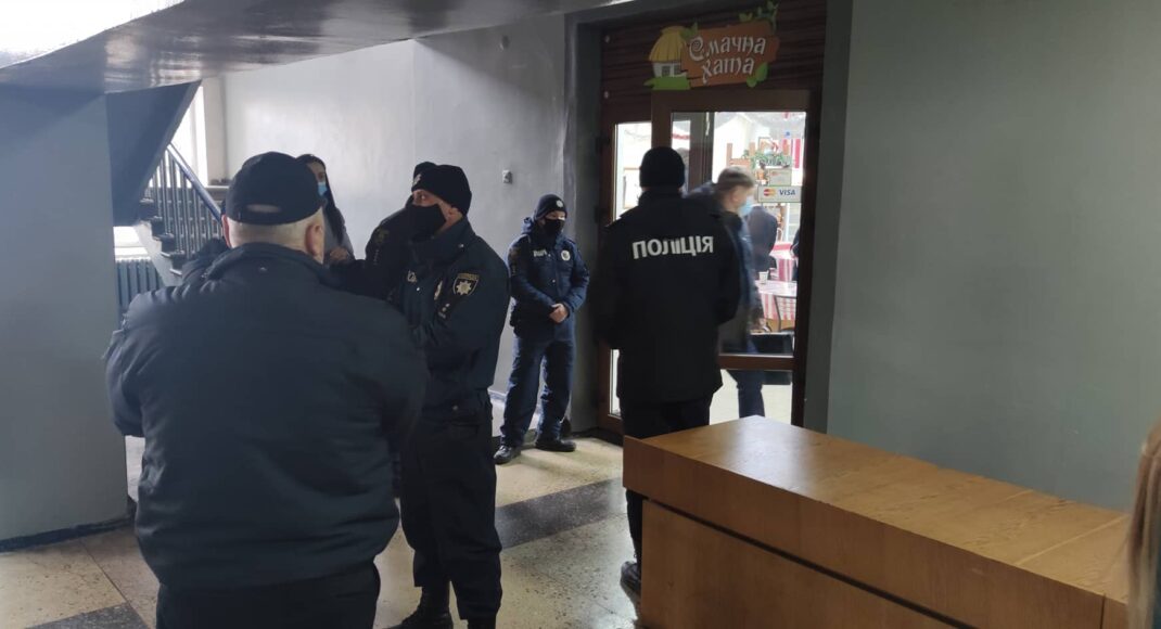 Депутаты ОПЗЖ боятся выйти из столовой Славянского горсовета: полиция делает коридор
