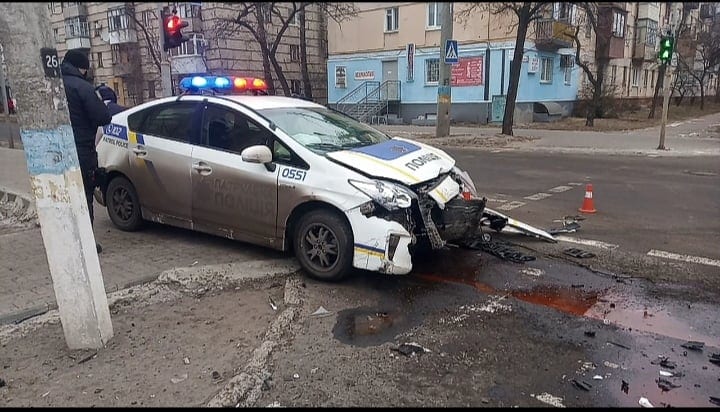 В Северодонецке произошло ДТП, столкнулись автомобиль полиции и Toyota: фото