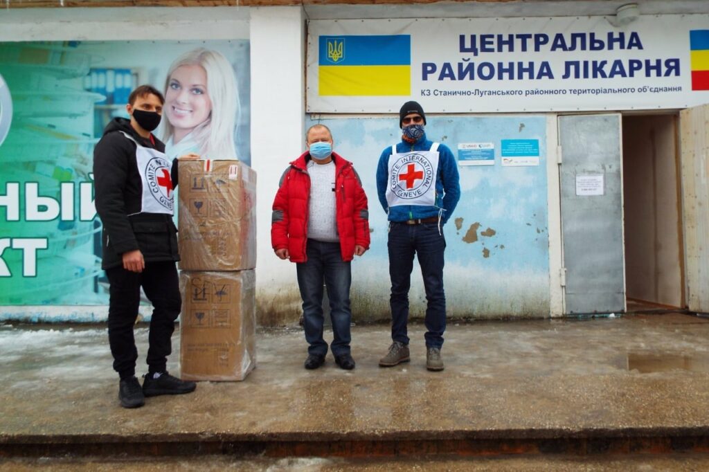 Представители МККК передали в Станицу Луганскую 2 кислородных концентратора для больных COVID-19воного Хреста передали два потужних кисневих концентратори КНП “Станично-Луганське РТМО” для філії “Петропавлівська лікарня” де зраз зосереджені усі потужності та фахові лікарі, що лікують хворих на COVID-19 з усього нашого району. В загалі починаючи з березня 2020 року, МКЧХ надає допомогу медичним закладам, що дозволяє їм краще протистояти поширенню коронавирусной інфекції обслуговувати зростаючу кількість пацієнтів. Серед наданої допомоги: кисневі концентратори, засоби індивідуального захисту, засоби для дезінфекції, безконтактні термометри, установка скринінгових наметів для прийому пацієнтів, генератори електричної енергії, ємності для води і матеріали для поліпшення водопостачання і стану санвузлів. Наприклад, в період з березня по вересень 2020 року МКЧХ передав медичним установам на Донбасі 60 кисневих концентраторів, понад півмільйона засобів індивідуального захисту, встановив на територіях лікувальних установ 12 скринінгових наметів, в яких пацієнтів перевіряють на наявність ознак захворювання, щоб не допустити контактів потенційно хворих COVID-19 зі здоровими.