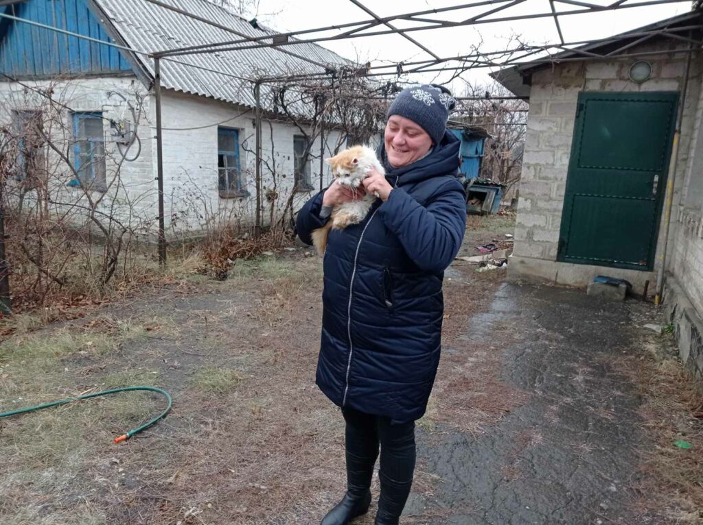 У прифронтовій Волновасі рятувальники допомогли дістати перелякану кішку з колодязяники допомогли дістати перелякану кішку з колодязя