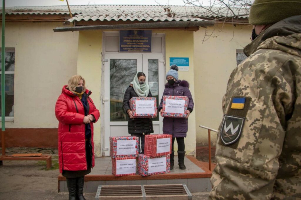Из Ровно к Дню Святого Николая передали подарки школьникам на Луганщине