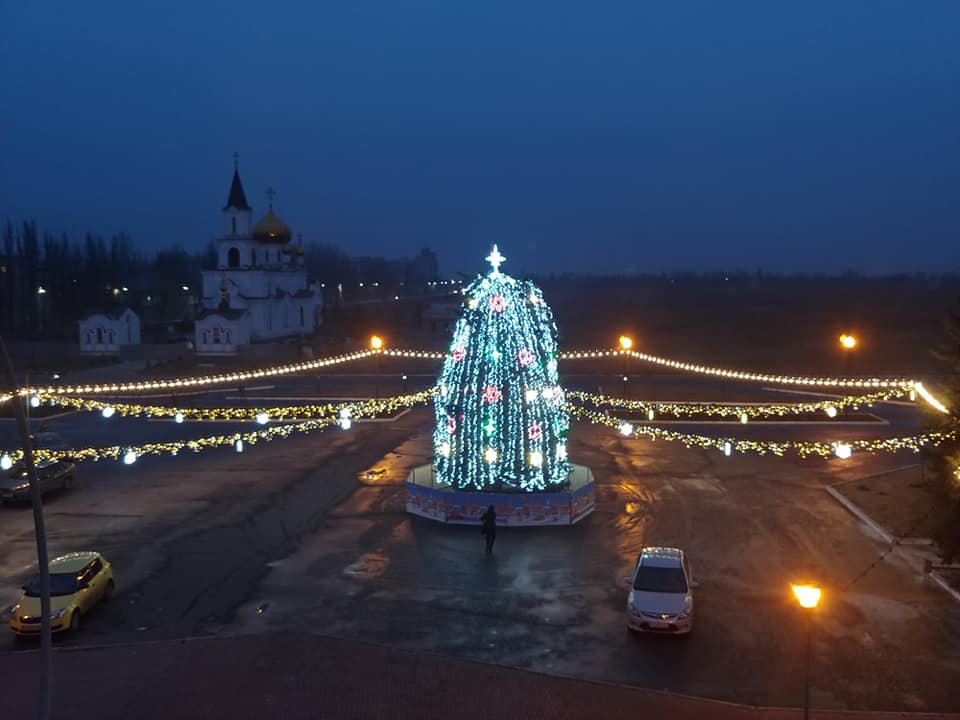 В Авдеевке на площади зажглись огни новогодней елки