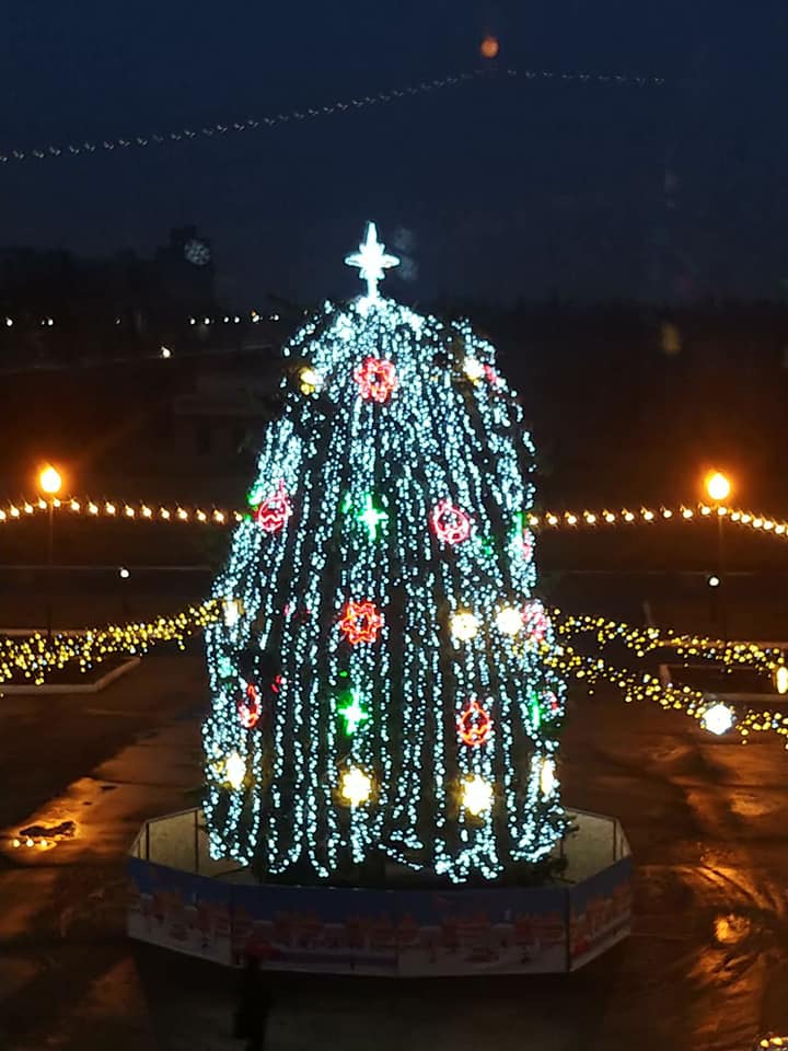В Авдеевке на площади зажглись огни новогодней елки