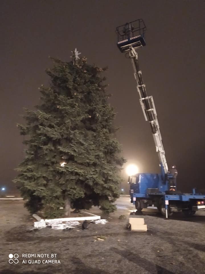 В Авдеевке на площади зажглись огни новогодней елки