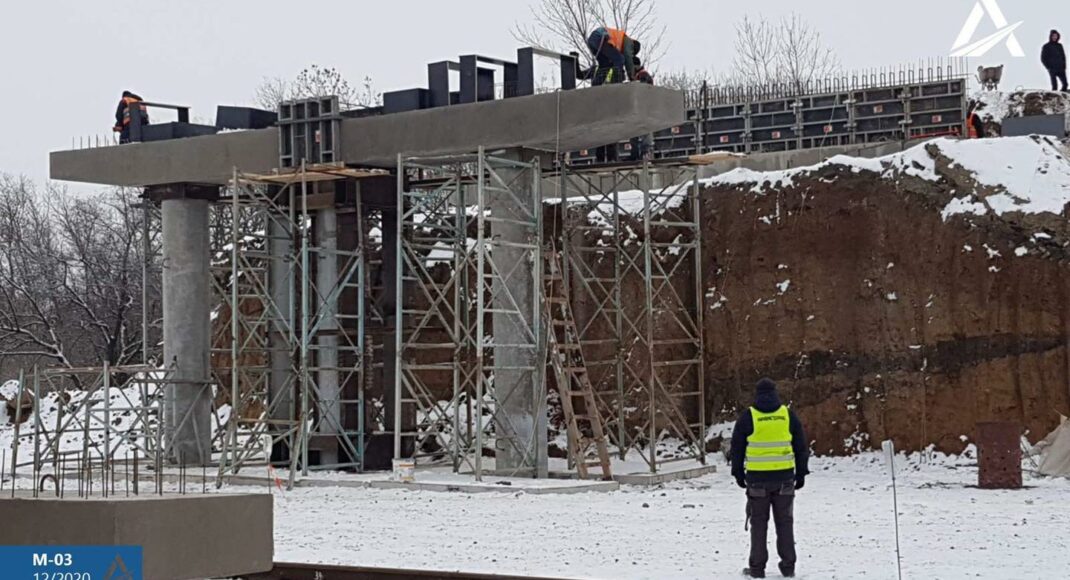 На Донетчине восстанавливают разрушенный путепровод на трассе М-03 (фото)