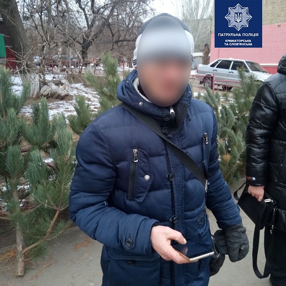 У Краматорську чоловік незаконно торгував ялинками: фото