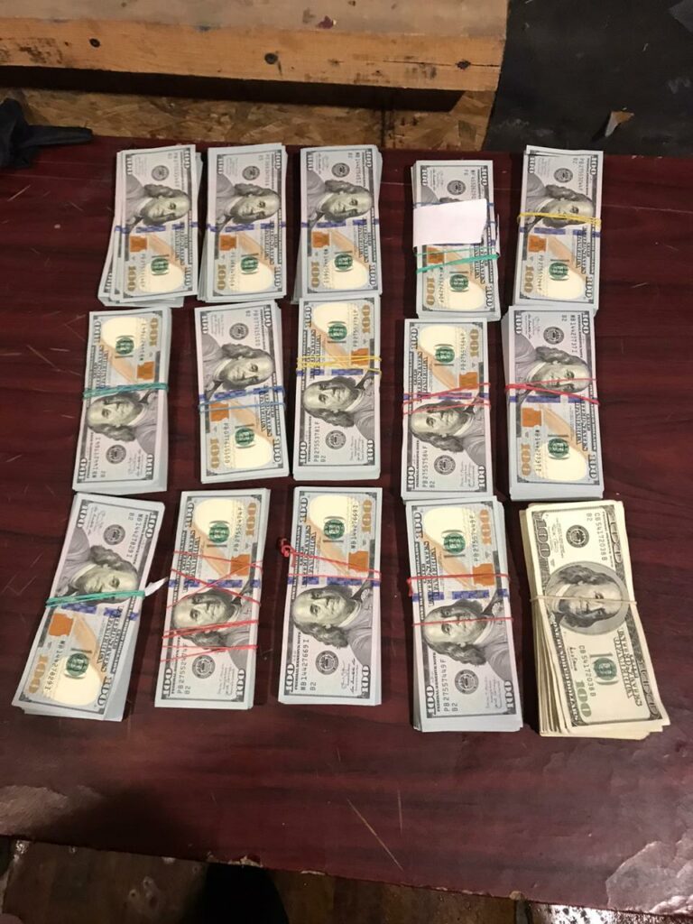 Через КПВВ "Станица Луганская" мужчина вез 4 млн грн