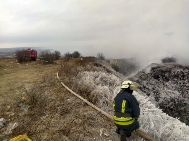 У Бахмуті рятувальники всю ніч гасили пожежу на міському звалищі